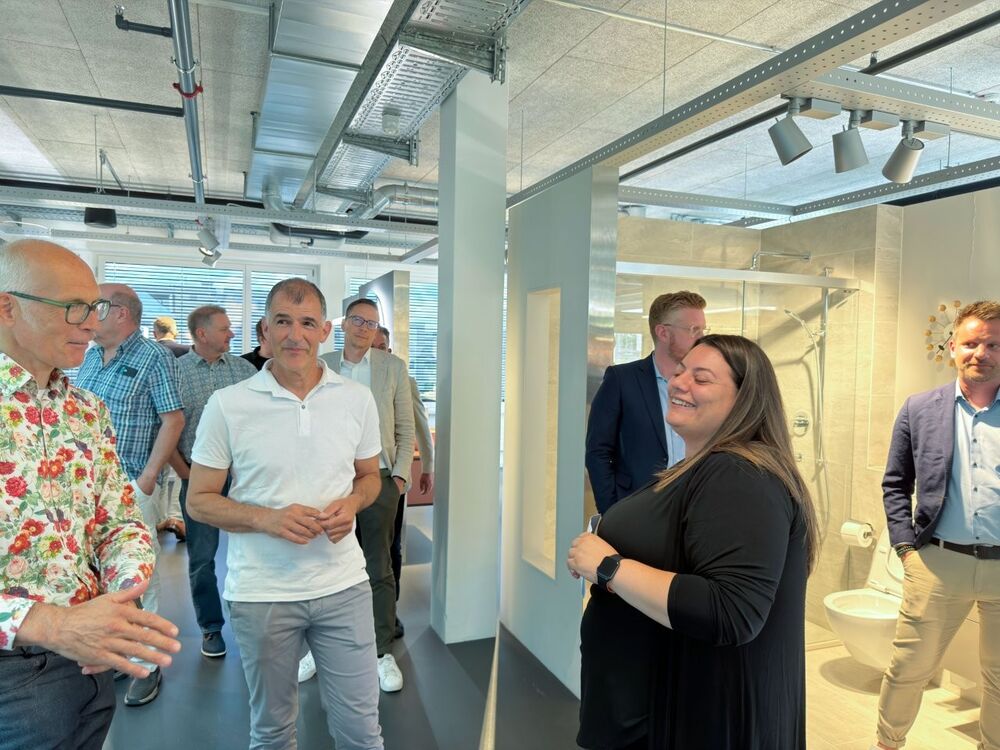Bei der Führung durch die Sanitär-Ausstellung zeigte Sandra Prendi von SABAG die Vielfalt des aktuellen Sortiments.